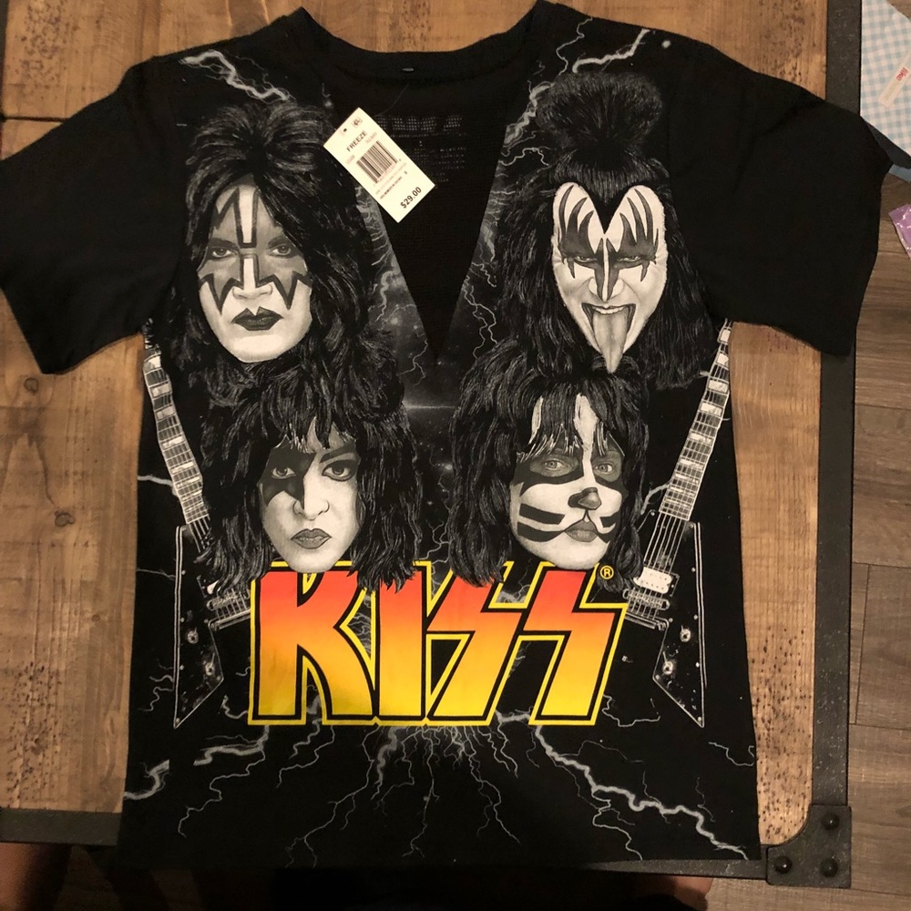 Kiss tee